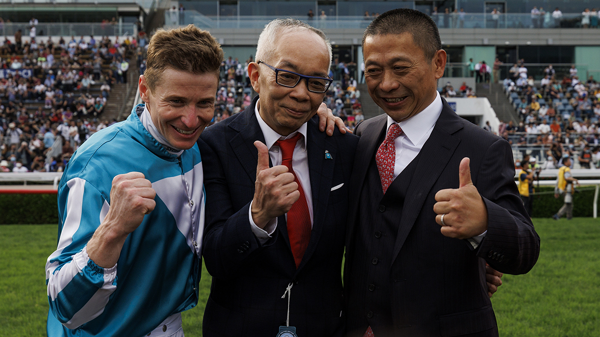 Peter Lau entouré du jockey James McDonald et de l'entraîneur Danny Shum.