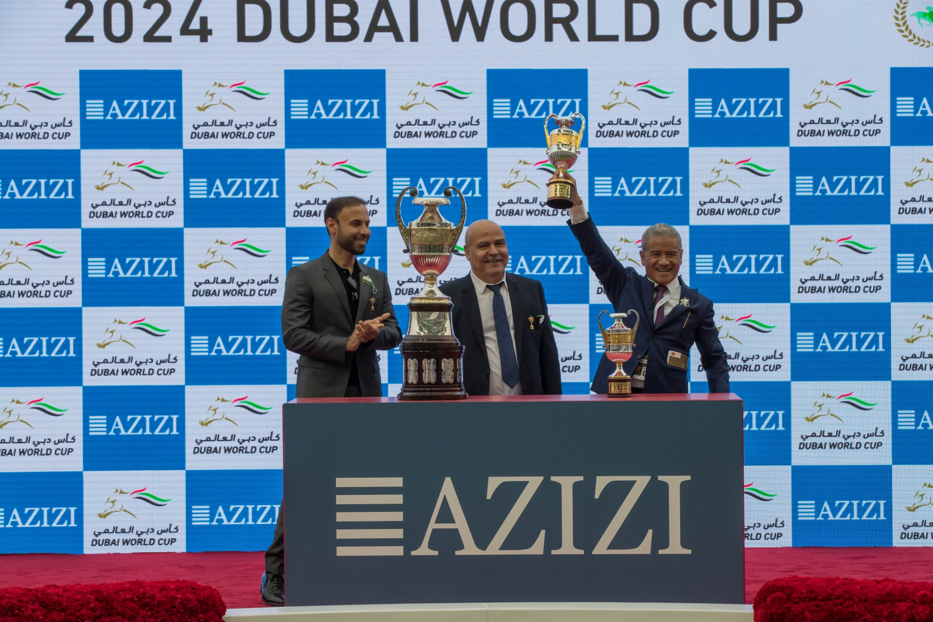 Tony Cruz brandit le trophée du vainqueur de l'Al Quoz Sprint, l'année dernière à Dubaï.