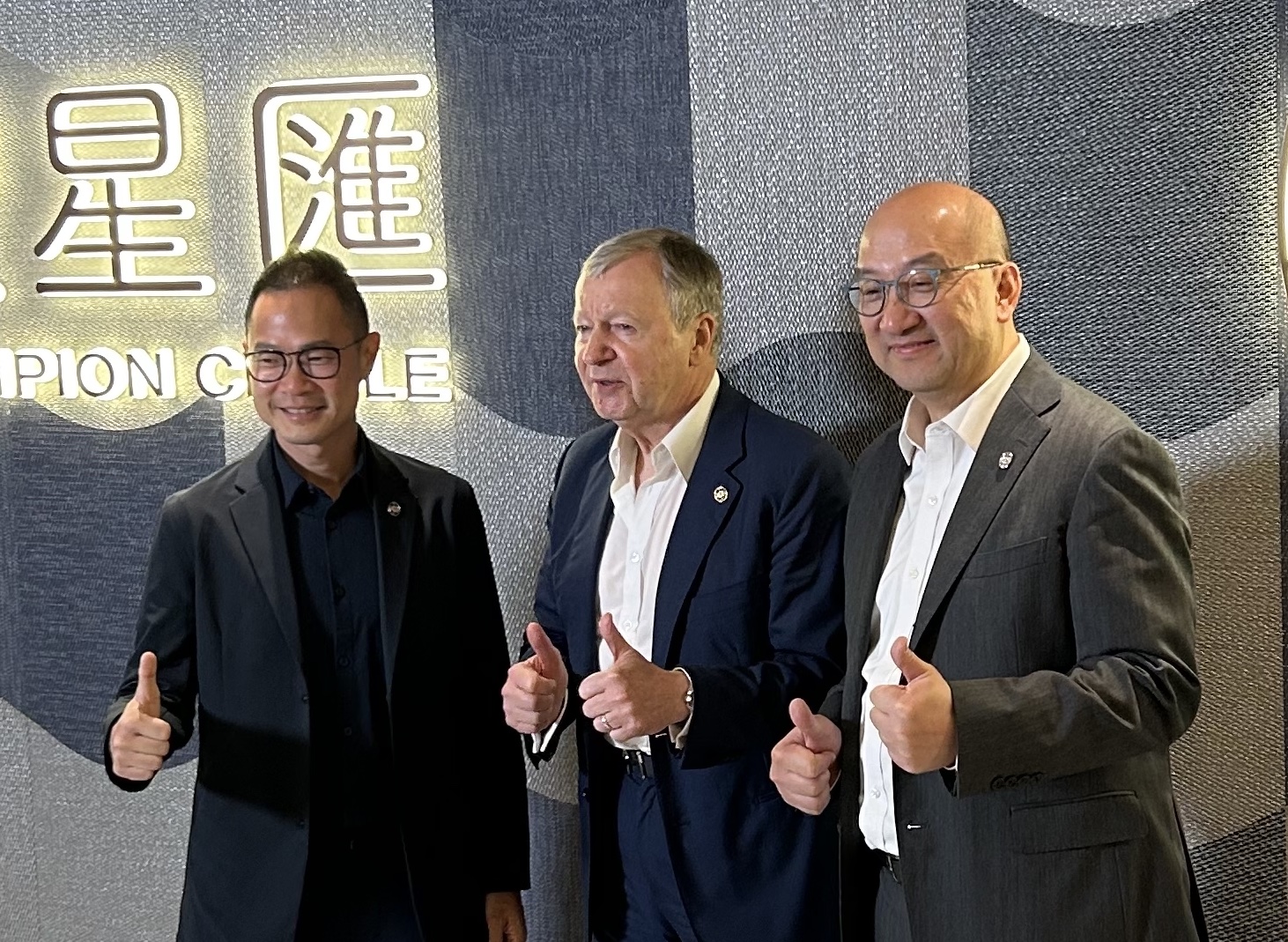 Dennis Hau, Winfried Engelbrecht-Bresges et Raymond Tam, en charge des affaires extérieures, sont les trois principaux promoteurs de la cause hippique à Hongkong et en Chine.