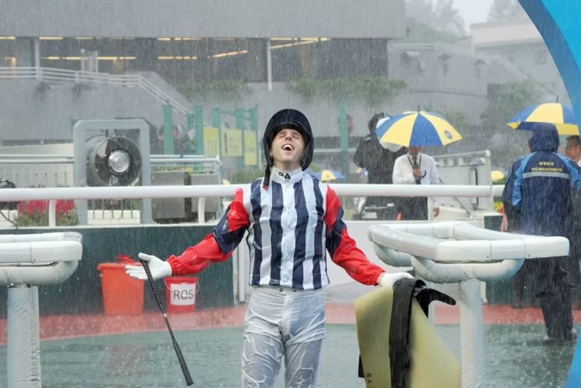Gagnant de la sixième course, le jockey australien Brenton Avdulla a dû batailler avec ses adversaires, mais aussi les éléments !