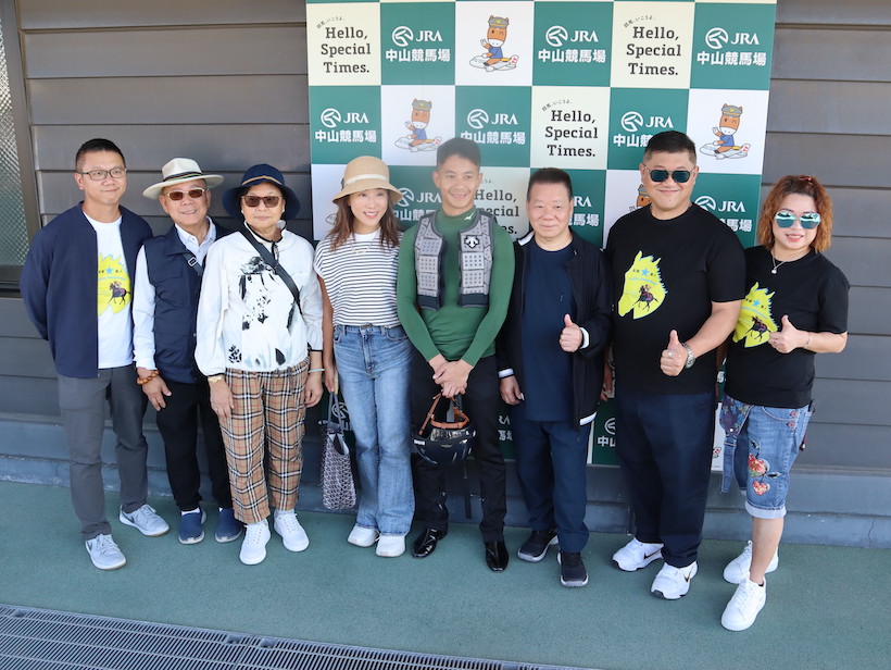 La famille Cheng, l'entraîneur Manfred Man et le jockey Derek Leung vivent un rêve au Japon.