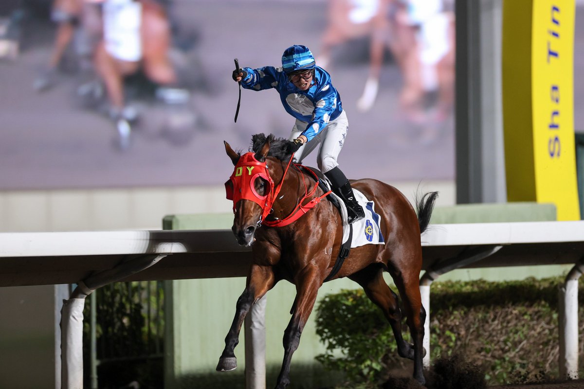 Nichola Yuen a remporté sa première course à Hong Kong en selle sur un des deux favoris gagnants du programme, P I Legend.