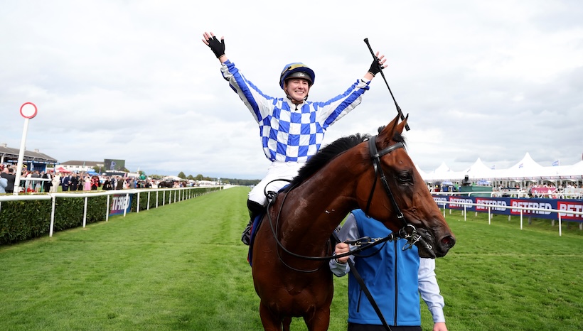 Saffie Osborne et Highwayman après leur victoire dans le dernier St.Leger, à Doncaster en Angleterre.