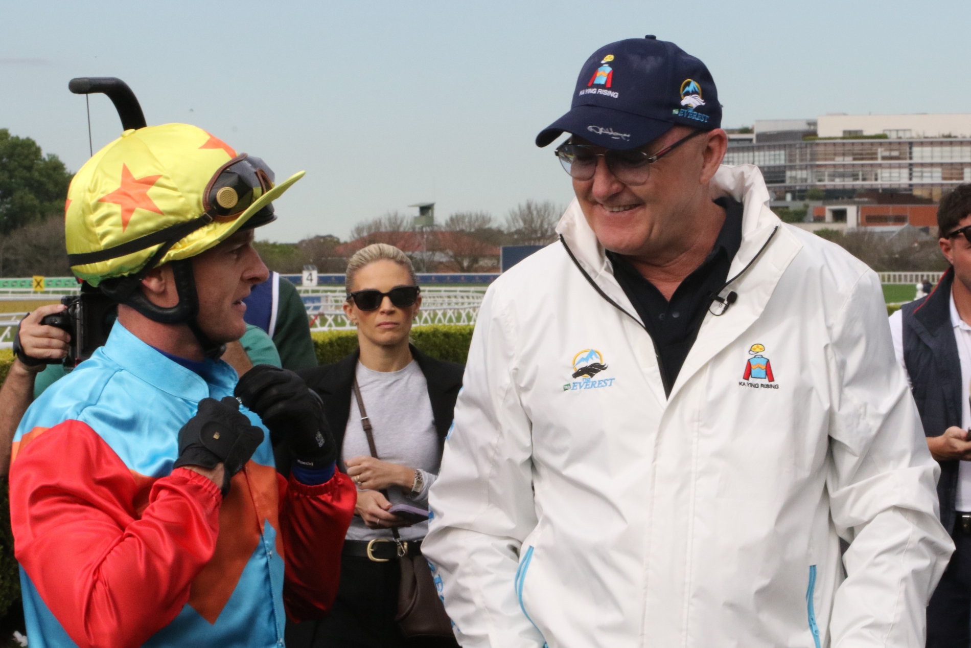 Zac Purton et l'entraîneur Davi Hayes échangent leurs impressions après le galop de Ka Ying Rising, ce mardi matin à Sydney.